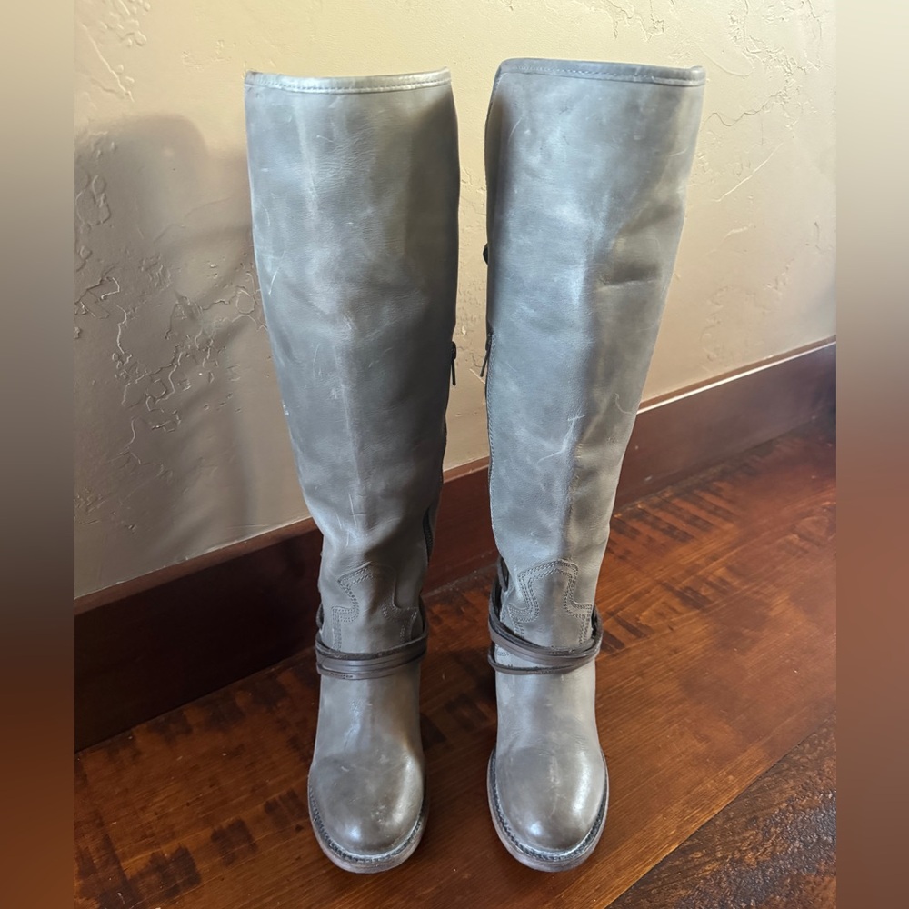 Freebird Coal Boots in Stone size 8